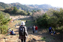 秋の快晴で鎌倉ハイキングコースの
太平山山頂はハイカーで賑わう
(撮影:穂高健一、11月23日、鎌倉市)