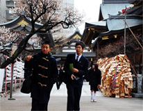 2月は受験ピークだけに、中学・高校の学生たちが
途切れることなく、合格祈願でにぎわっていた
(撮影:滝アヤ、2月2日、東京・湯島)