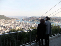 千光寺からの絶景は訪ねる人を魅了する。
眼下は尾道水道で、遠くにしまなみ海道の
基点となる、新尾道大橋が見える。
(撮影:穂高健一、12月12日、広島県・尾道)