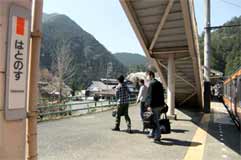 JR鳩ノ巣駅から、渓谷美の散策道も、
登山道もたくさんある。好みのルートを
見つけると、毎年、春が楽しみになる。
(撮影:穂高健一、4月14日、東京・奥多摩)