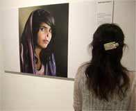 世界報道写真展2011の大賞には、南アフリカの
女性写真家ジョディ・ビーバーさんが
アフガニスタン人の女性を撮影したポートレイトが
選ばれました。女性の名前はビビ・アイシャさん。 
(撮影:穂高健一、7月25日、東京都写真美術館) 